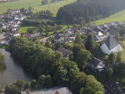 Luftaufnahme des Dorfteichs.