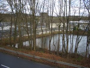 Fabrik und Teich. Die direkten Gebäude am Teich beherbergten die Eisfabrik von Matthias Schmitz und den Schulungsraum der Hitler Jugend.