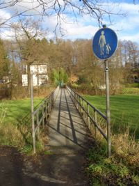 Die Brücke zum Bahnhof Hämmern über die Wupper, gleichzeitig das Ende der Eschenallee.