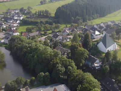 Luftaufnahme des Dorfteichs.